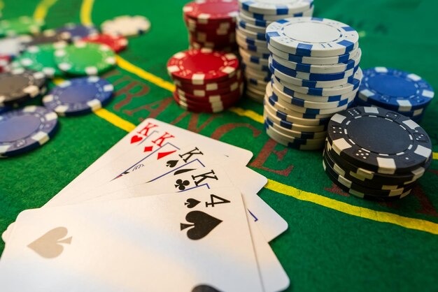 French Roulette wheel and betting layout on lotusbet mobile app