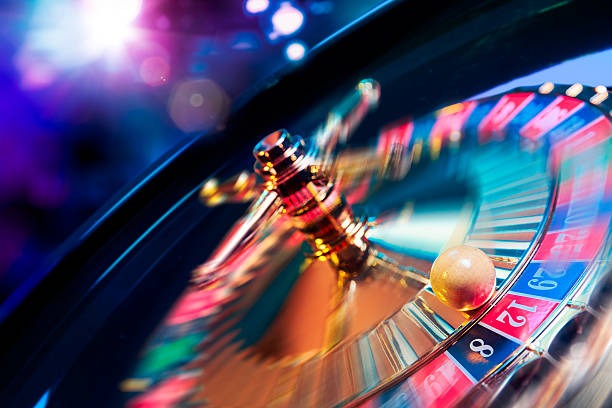 Roulette wheel spinning on lotusbet mobile app with betting grid and live chat visible